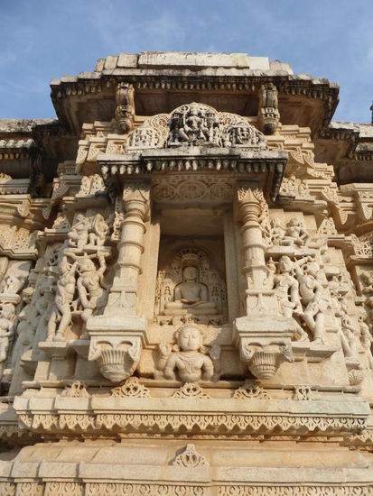 Der Nebentempel in Ranakpur auch hier wunderschöne Skulpturen