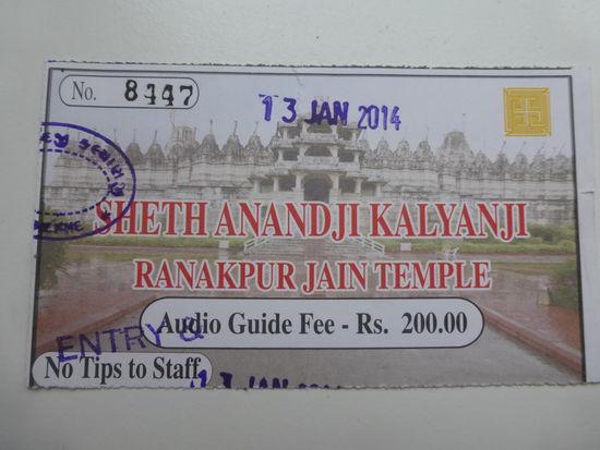 Von Audio Guide inkls. konnte nicht die Rede sein denn dafür wollte man von mir auch noch extra Rupie haben wo rauf ich aber verzichtete !! Genug abgezokt wurde ich in diesem " Gotteshaus " trotzdem . 200 Rupie Eintritt + Foto und Videogebühr 400 Rupie = 600 Rupie = 7,20 Euro !!  Inder zahlten wie so oft nur ein Bruchteil oder gar nichts  