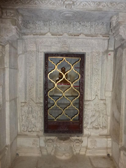 Die Götter sitzen gut gesichert hinter Gittern und dürfen eigentlich nicht fotografiert werden.