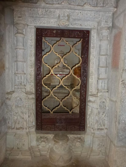 Die Götter sitzen gut gesichert hinter Gittern und dürfen eigentlich nicht fotografiert werden.