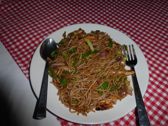 Die besten Chicken Nudeln die ich bisher während meiner Reisen bekommen habe für 295 Rupie pro Teller = 3,60 Euro .