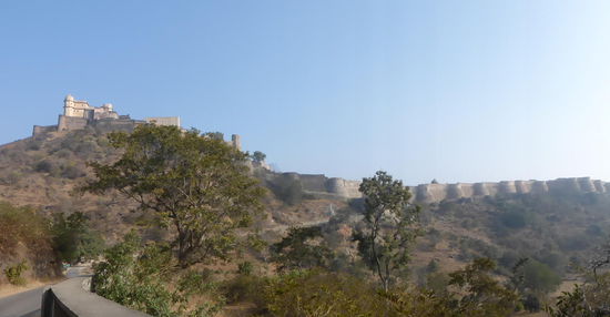 Schon von weiten sieht man die mächtigen Festungsmauern von Kumbhalgarh