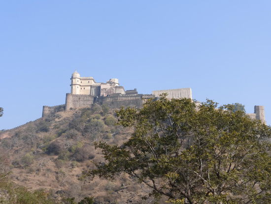 Schon von weiten sieht man die mächtigen Festungsmauern von Kumbhalgarh