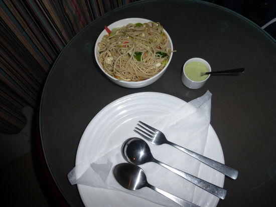 Leckere Chicken Nudeln für 200 Rupie = 2,35 Euro  im Hotel 