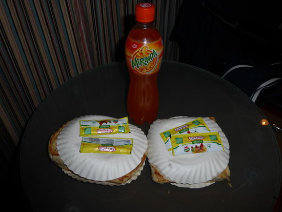 4 Chicken Burger für 300 Rupie = 3,50 Euro + 650 ml Mirinda Limonade für 30 Rupie = 0,32 Euro gekauft auf dem Markt in Karol Bagh