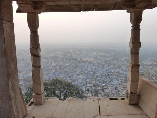 Blick hinunter über die Stadt Chittorgarh