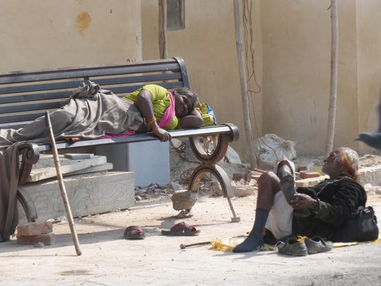 Einwohner während Ihrer Mittagsruhe am Gangaur Ghat in Udaipur