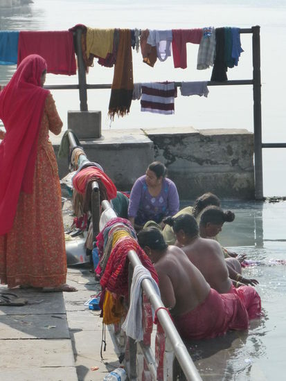 Frauen waschen sich im Pichola See am Gangaur Ghat in Udaipur