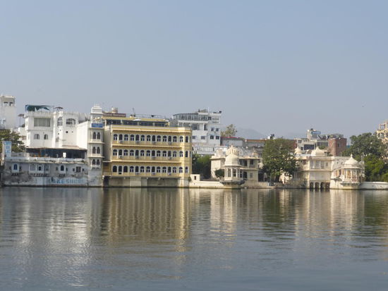 Blick über den Pichola See in Udaipur
