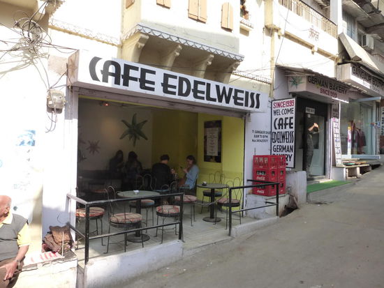 Cafe Edelweiss direkt neben meinem Hotel am Gangaur Ghat in Udaipur
