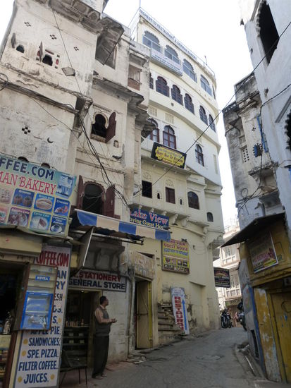 Wandern durch die Straßen in der Altstadt von Udaipur