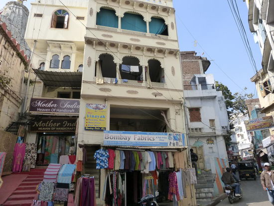 Wandern durch die Straßen in der Altstadt von Udaipur