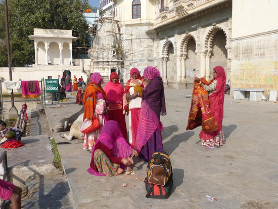 Frauen versammeln sich am Gangaur Ghat in Udaipur