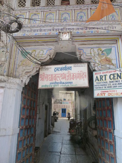 Wandern durch die Straßen in der Altstadt von Udaipur