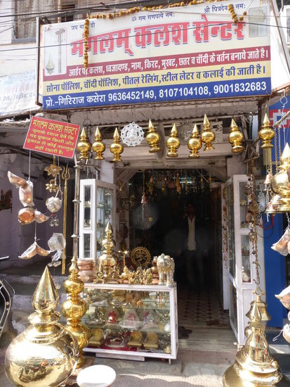 Wandern durch die Straßen in der Altstadt von Udaipur