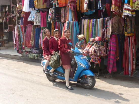 Diese Mädchen haben Schulschluß für heute und fahren nach Hause