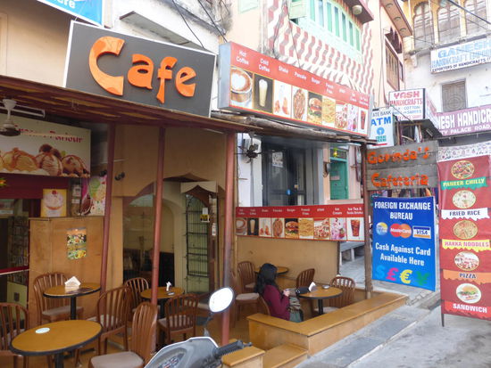 Ich mache am morgen einen Stop hier und bestelle mir 2 Burger ...