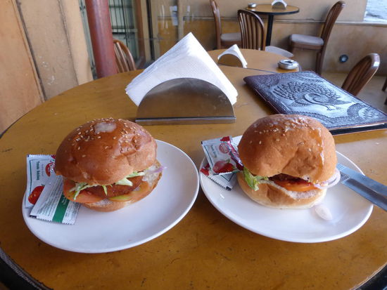 die soweit ganz ok waren aber nicht herrausragend . Preis : 200 Rupie = 2,40 Euro