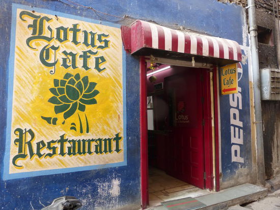 Am Abend kehre ich hier ins Lotus Cafe ein und bestelle mir ... ein Teller Chicken Sowetta einer Spezialität aus Rajasthan