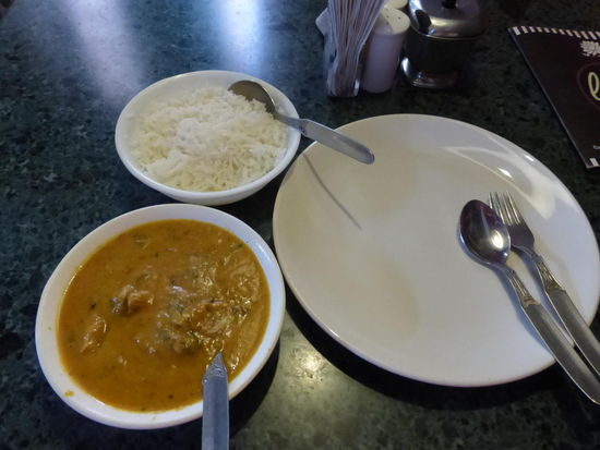 Hier steht schon meine Chicken Sowetta für 200 Rupie = 2,40 Euro