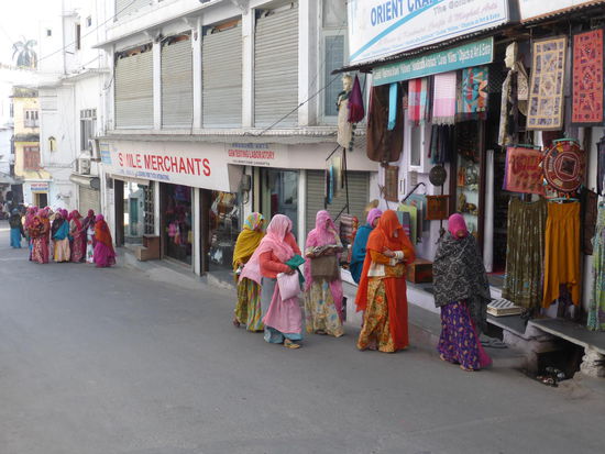 Wandern durch die Straßen in der Altstadt von Udaipur