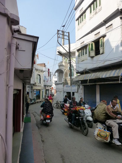 Wandern durch die Straßen in der Altstadt von Udaipur