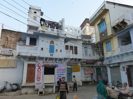 Wandern durch die Straßen in der Altstadt von Udaipur