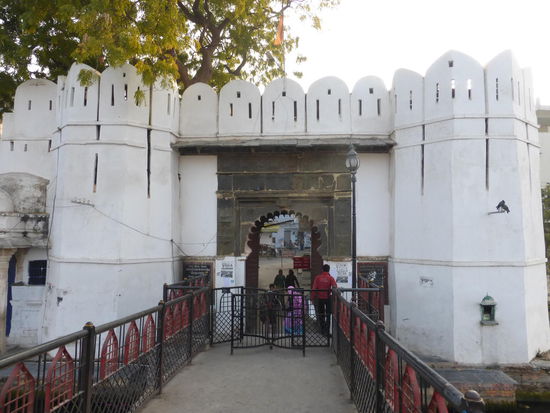 Tor zur Fußgängerbrücke über den Pichola See in Udaipur