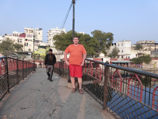 Ich auf der Brücke in Udaipur