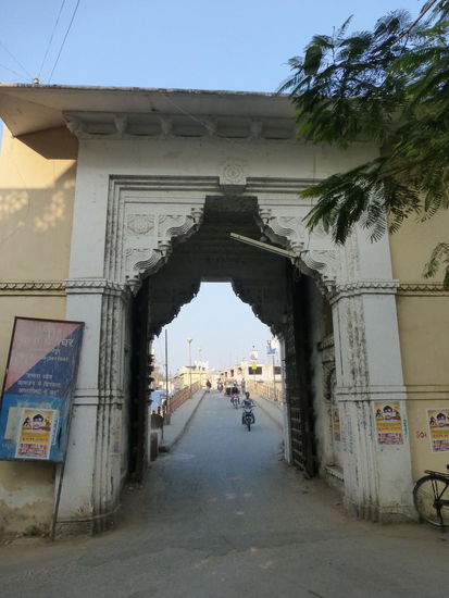 Auto und Fußgängerbrücke über den Pichola See in der Altstadt von Udaipur