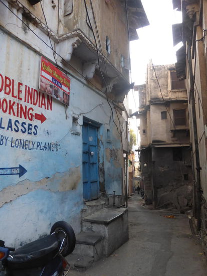 Wandern durch die Straßen in der Altstadt von Udaipur