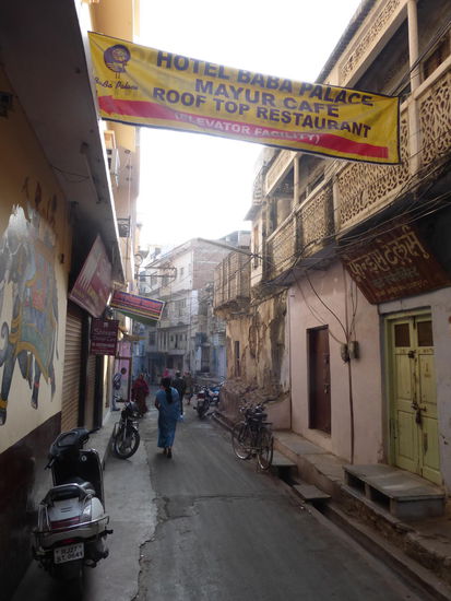 Wandern durch die Straßen in der Altstadt von Udaipur