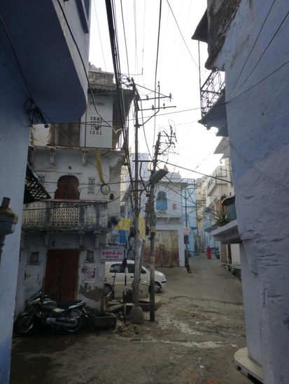 Wandern durch die Straßen in der Altstadt von Udaipur