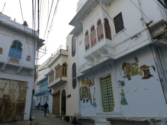 Wandern durch die Straßen in der Altstadt von Udaipur