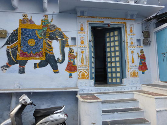 Wandern durch die Straßen in der Altstadt von Udaipur