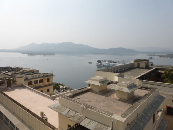 Blick vom Palast Museum Udaipur über den Pichola See