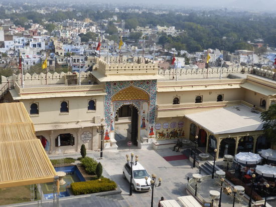 Blick auf Innenhof und die Altsadt von Udaipur