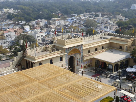 Blick auf Innenhof und die Altsadt von Udaipur