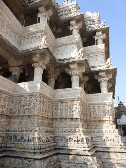 Wunderschöne Steinmetzarbeiten im  Jagdish Tempel in Udaipur