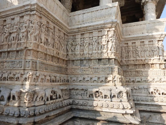 Wunderschöne Steinmetzarbeiten im  Jagdish Tempel in Udaipur
