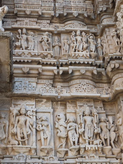 Wunderschöne Steinmetzarbeiten im  Jagdish Tempel in Udaipur