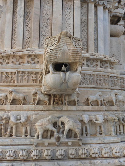 Wunderschöne Steinmetzarbeiten im  Jagdish Tempel in Udaipur