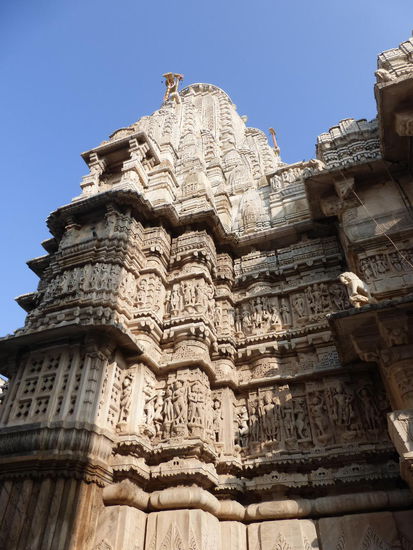 Wunderschöne Steinmetzarbeiten im  Jagdish Tempel in Udaipur