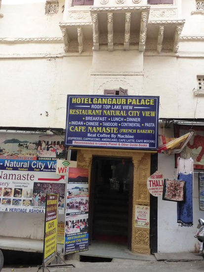 Meine Unterkunft liegt in diesen kleinen , sauberen und gemütlichen Hotel direkt am Gangaur Ghat für 9 Euro pro Nacht ohne Frühstück