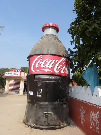 Coca Cola sorgt auch in Indien für " süße Erfrischung "  und das wie sollte es auch anders sein direkt neben einer Grundschule !!