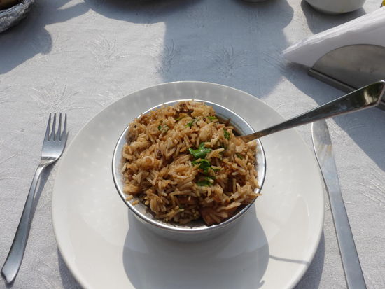 Autostop in Restaurant : Chicken Reis für 350 Rupie = 4,20 Euro