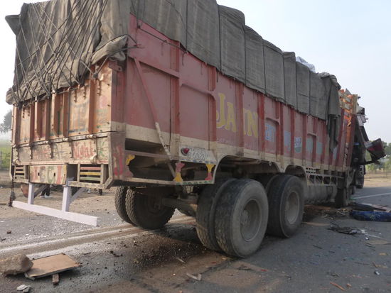 Hier wieder einer von vielen Unfällen auf Indiens Straßen