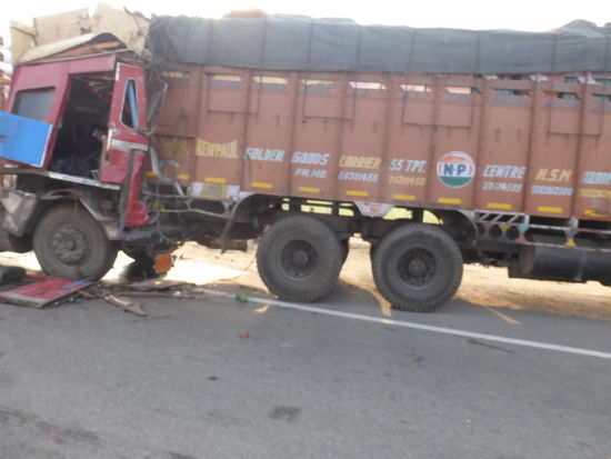 Hier wieder einer von vielen Unfällen auf Indiens Straßen