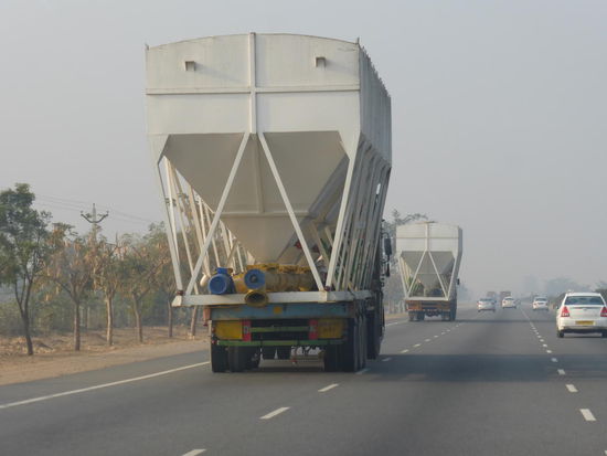 Schwertransporter unterwegs in Rajasthan