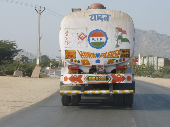 Tanklaster unterwegs in Rajasthan